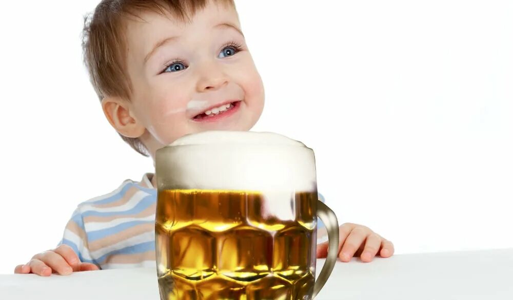 Дети пьют вино. Ребенок с пивом. Малыш с пивом. Дети пьют пиво.