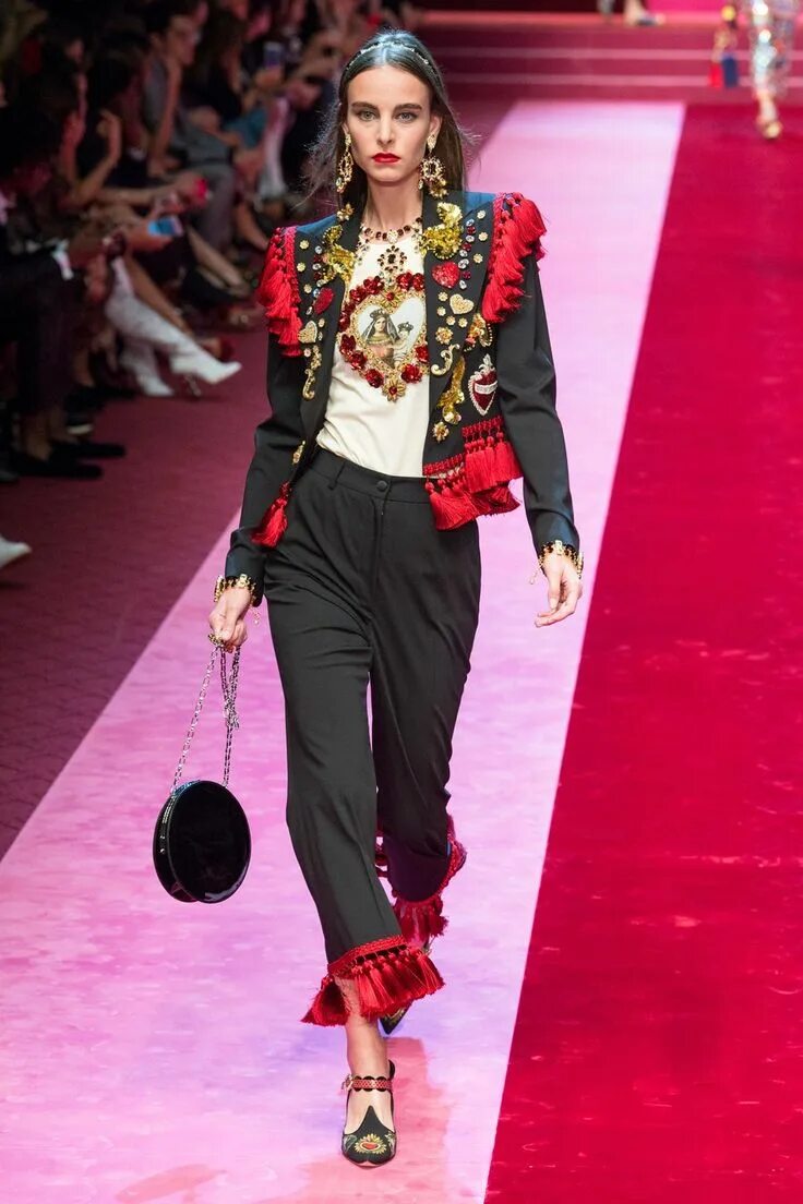 Бахрома в модных показах. Показ моды 2018. Показ моды 2018. Показ моды 2018. Dolce gabbana коллекция spring 2018.