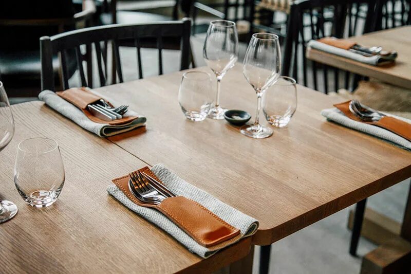 The guests are at table. Столик в ресторане. table ресторан. masa ресторан. пустой стол в ресторане.