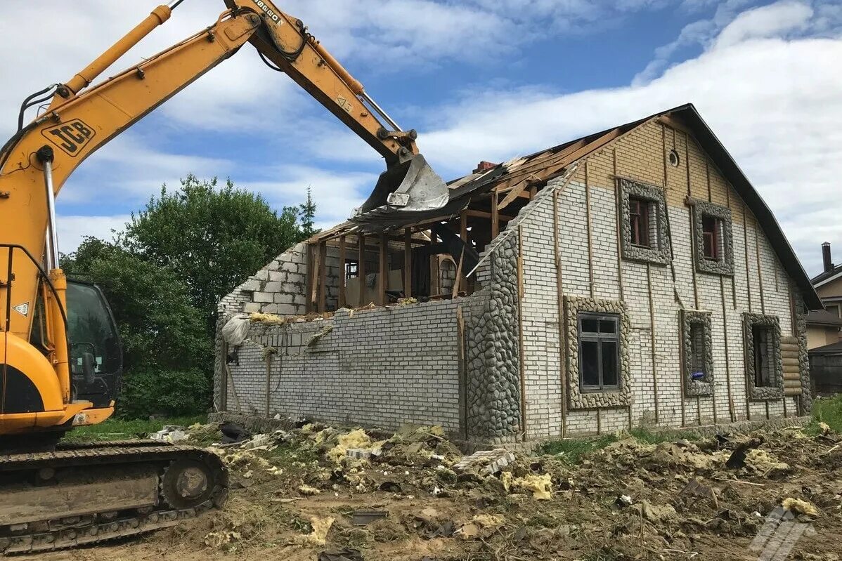 Демонтаж зданий и сооружений. Продам снос. Разрушенный деревянный дом. Сносят дом. Продам снос.