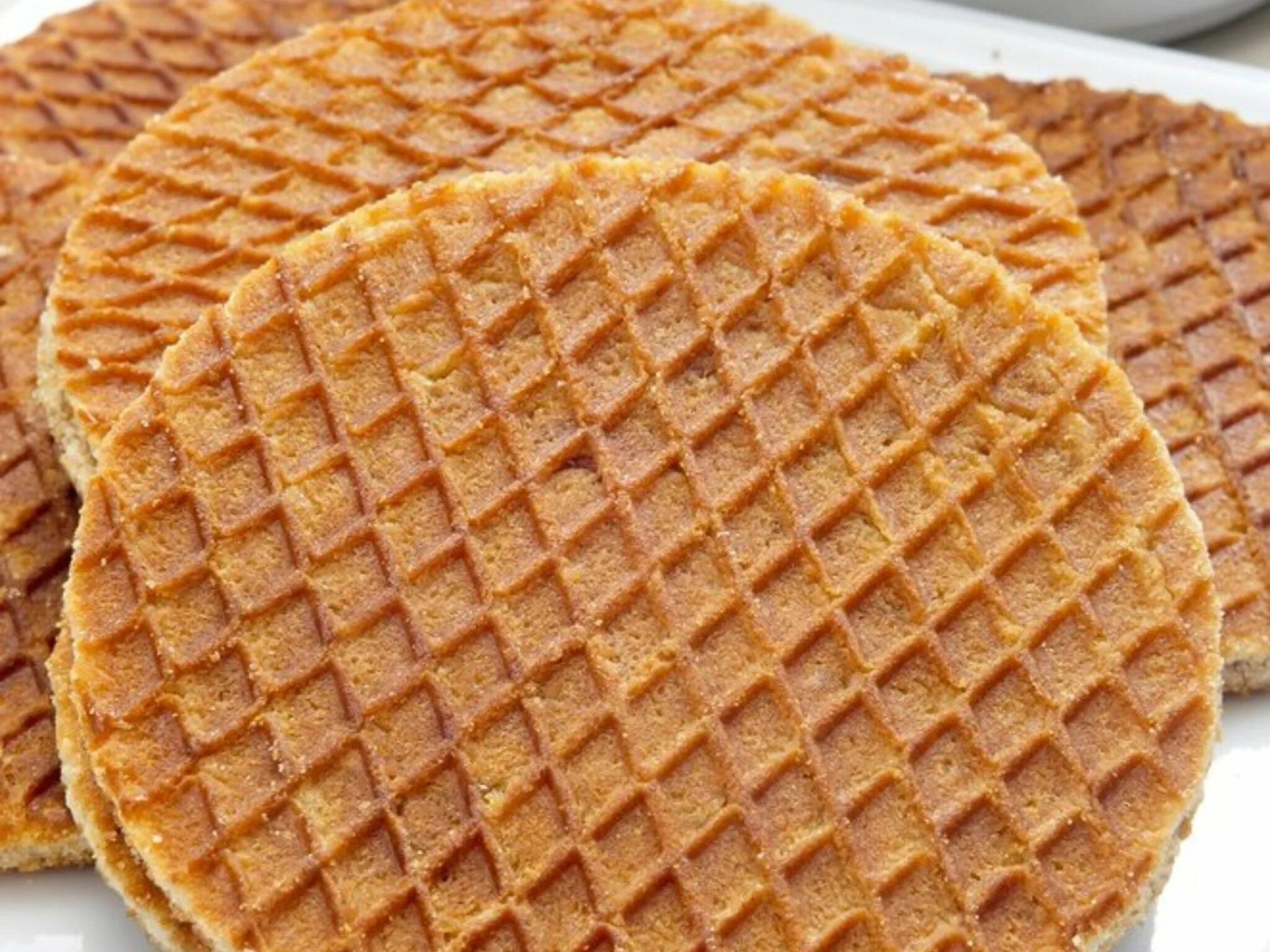 Голландские вафли начинки. Вафли Stroopwafels. Стропвафли Нидерланды. Вафли круглые тонкие. Вафельница для голландских вафель.