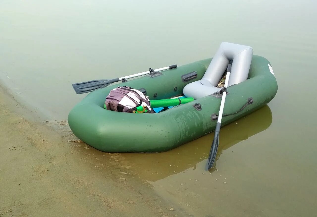 пластиковые маломерные суда. надувная лодка с мотором на пруду. регистрация резиновой лодки в гимс. надувная лодка в сложенном виде. регистрация надувной лодки.