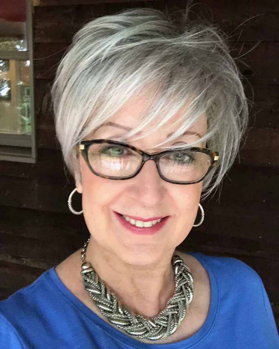 короткие седые волосы. роксет пикси. стрижки седых волос для женщин после 60. короткие стрижки для женщин после 60. стрижка для очкариков женщин.