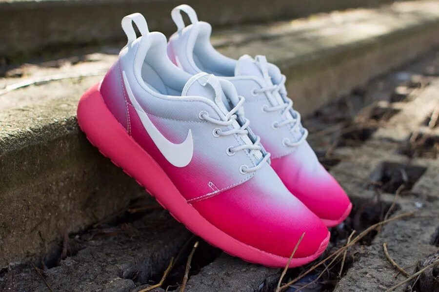 Святые найки. Nike Roshe Run Pink. Красивые кроссовки. Крутые кроссовки женские. Кроссовки найк женские.