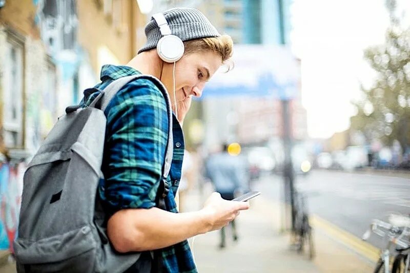 Экскурсия в наушниках. Люди в наушниках на улице. Headphones man Street.