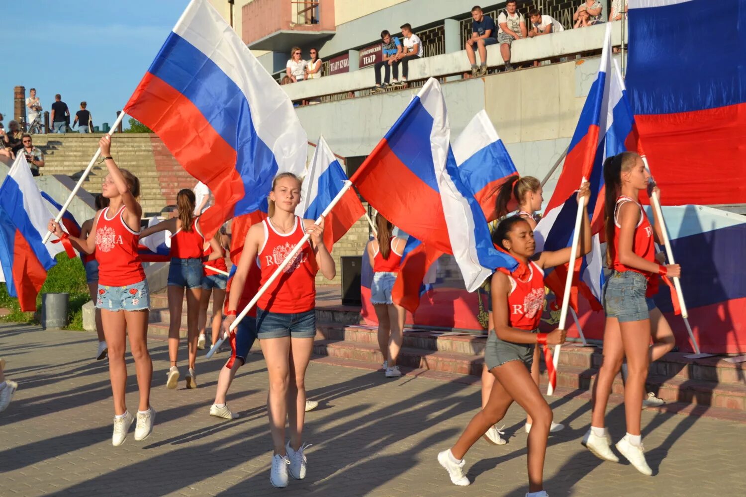 12 июня дети. Молодежь с российским флагом. Флаг для детей. Семья с российским флагом. Дети с флажками России.