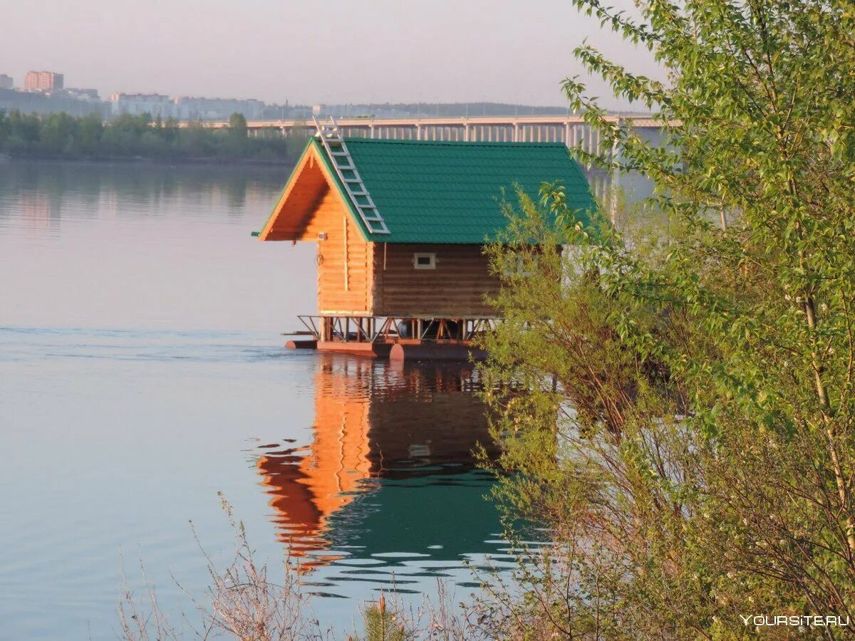 Сниму баню в озерах. Баня на берегу реки. Банька на берегу озера. Плавающая баня. Баня на берегу озёра соломенного.