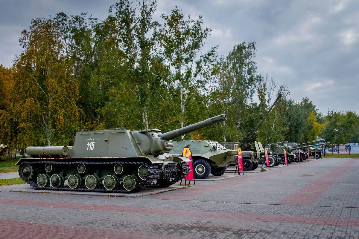 Музей военной техники отзывы. Сад Победы музей военной техники Челябинск. Парк Победы Челябинск. Выставка военной техники в саду Победы Челябинск. Сад Победы Челябинск Военная техника.