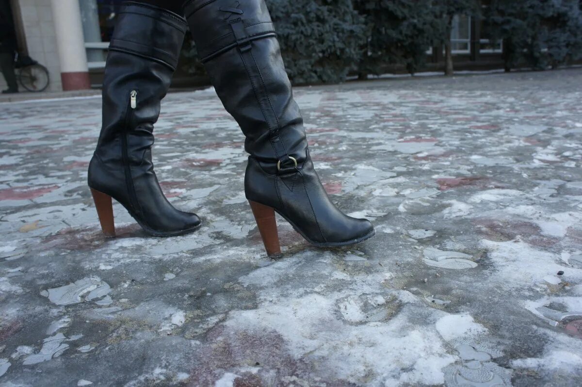 Скользкий каблук на зимних сапогах. Зимой в туфлях. Гололед на каблуках. Каблуки на льду. Подошва гололед