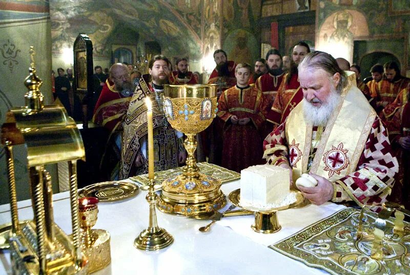Литургия запись. Патриарх кирилл в алтаре проскомидия. литургия проскомидия. причащение рпсц. литургия евхаристия.