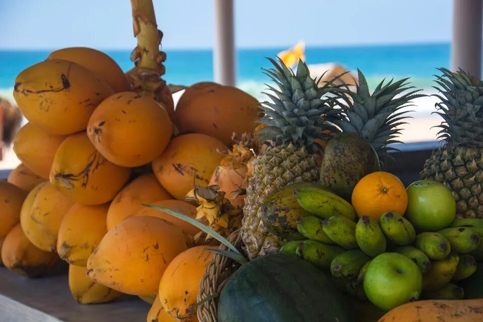 Фрукты шри ланки. Шри Ланка изобилие тропических фруктов. Фрукты Шри-Ланке персик по месяцам. Шри Ланка фрукты в январе оранжевый внутри.