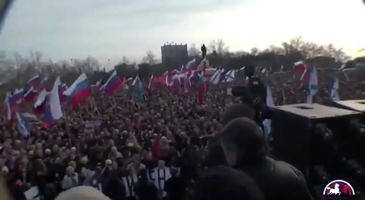 Февраль 2014 года севастополь. Митинг площадь Нахимова в Севастополе 2014. Митинг 23 февраля 2014 года в Севастополе. Севастополь площадь Нахимова 23 февраля 2014. Митинг на площади Нахимова 23феврая 2014.