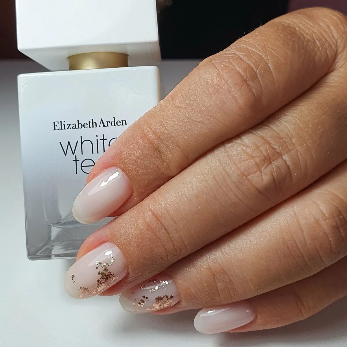 молочные ногти с фашлгой. маникюр молочный с золотом фольгой. молочный маникюр на короткие ногти. молочный дизайн с фольгой. белый маникюр с фольгой.