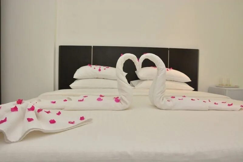 Royal relax сочи. Роял релакс. Роял азарлик бич. Роял релакс. Royal relax.