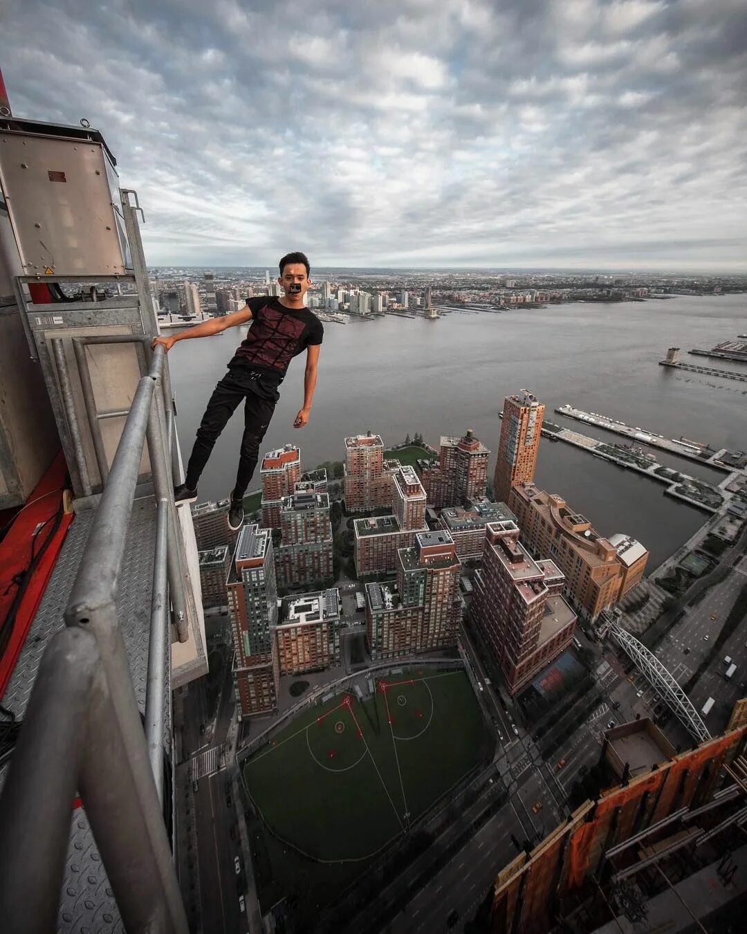 Руферы Нью Йорк. Смотровая площадка Нью-Йорк. Человек на небоскребе. Крыша высотки. Невероятное действие