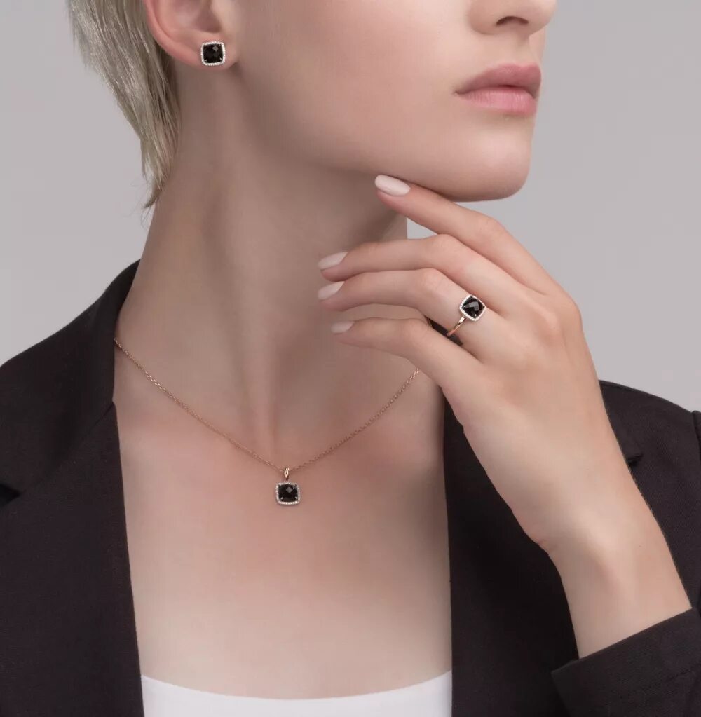 Серьги минимализм золото. Минималистичные серьги. Серьги минимализм. Сережки минимализм серебро. Модные серьги.