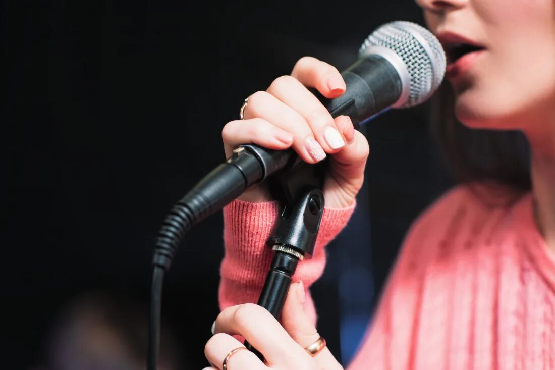 Девушка поет. Девушка с микрофоном. Поет в микрофон. Девушка поет в микрофон.