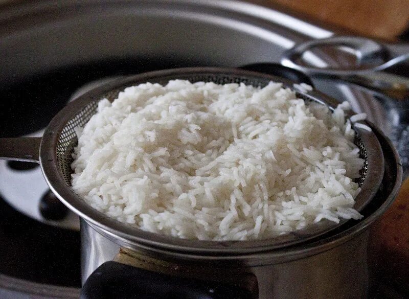 Рис в кипящую или холодную. Японская кастрюля для варки риса. Рис вареный с солью. Рис отварной в тазике. Засыпать рис в кипящую воду.