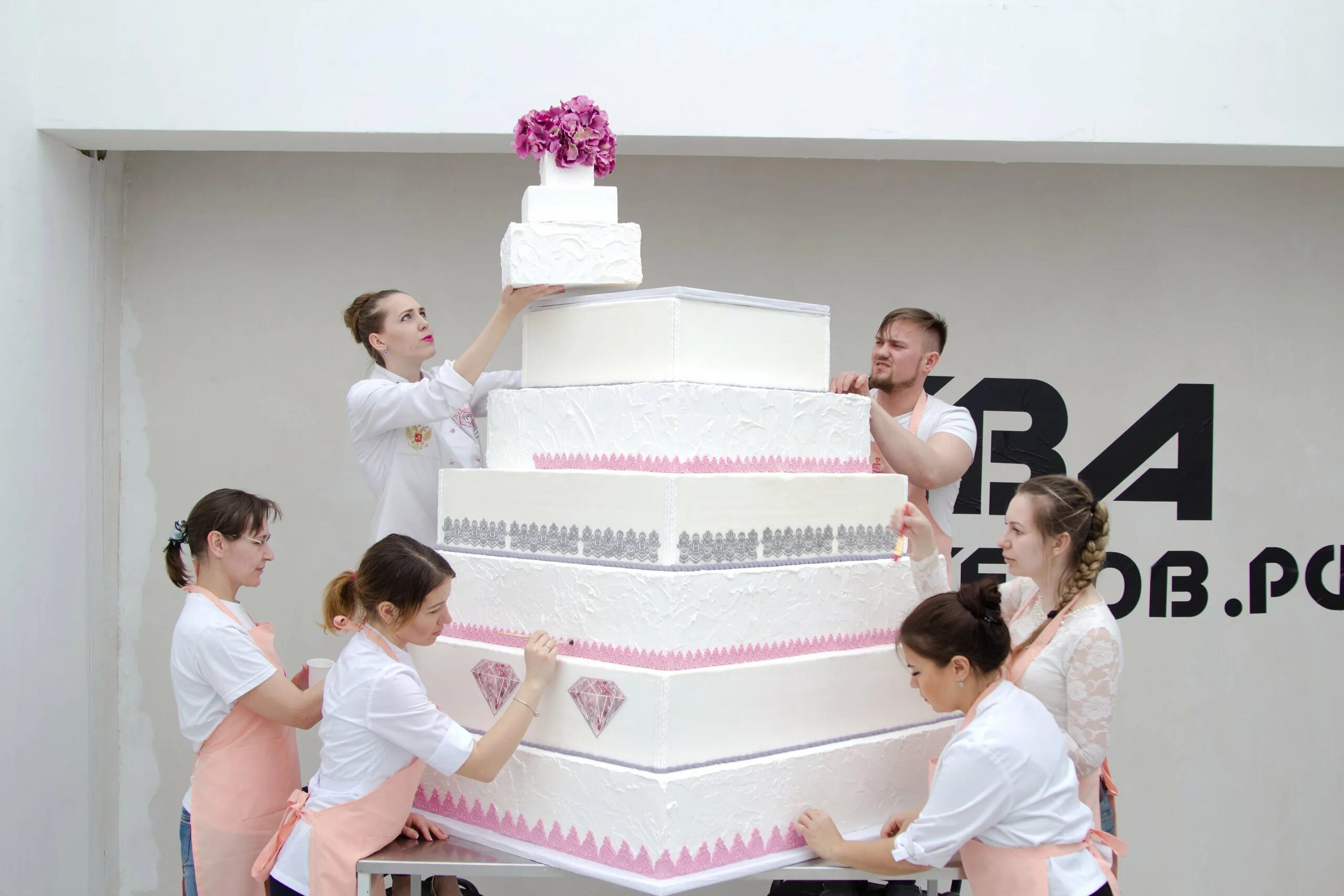Приятным сюрпризом для всех стал огромный торт. Большой торт. Торт муляж большой. Большой бутафорский торт. Свадебный торт муляж огромный.