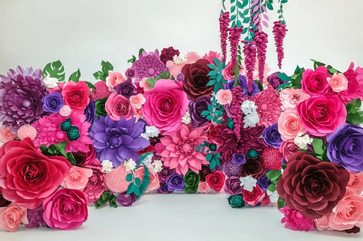 Цветы для интерьера гигантские. Объемные цветы для украшения зала. Инсталляция из бумажных цветов. Гофрированные цветы на стену. Бумажные цветы для декора.