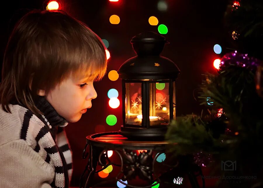 Дети загадывают желание. Новогодние желания для детей. Ребенок загадывает желание. Новогодние чудеса сказки. Мальчик загадывает желание.