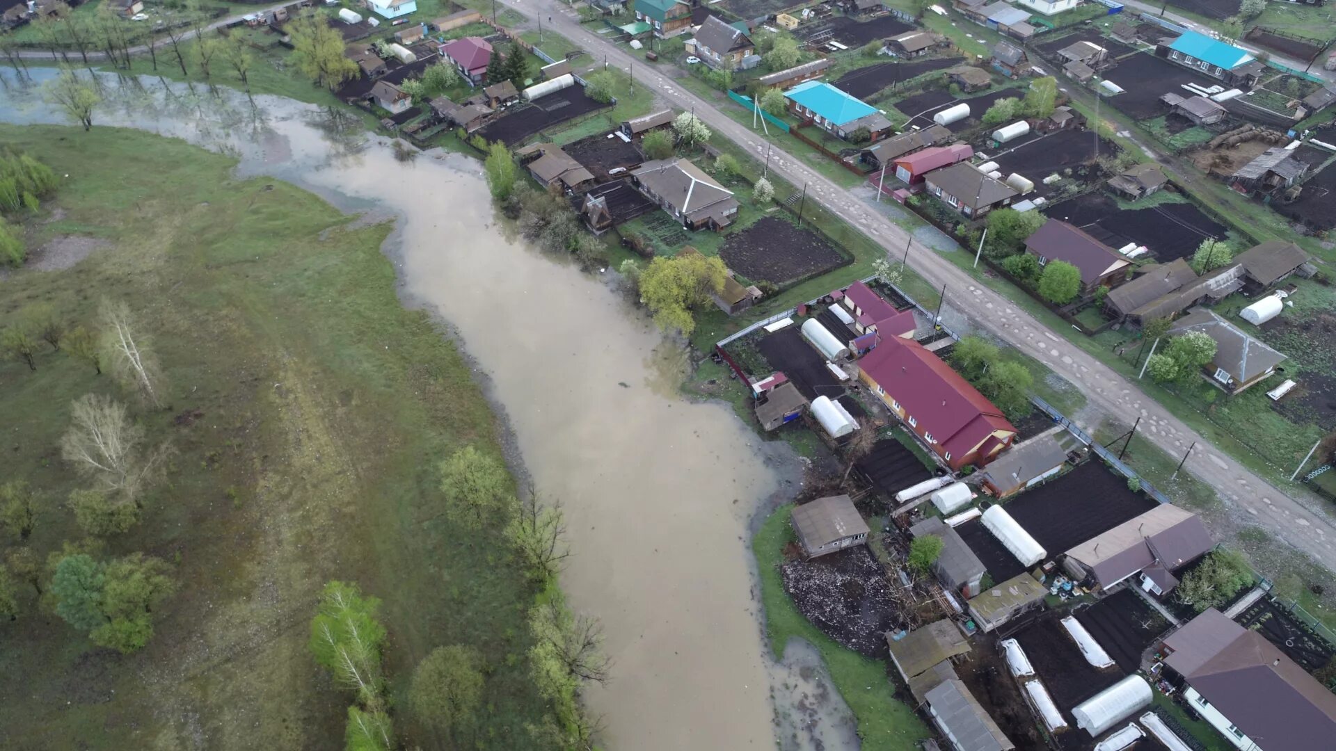 Сростки уровень воды сегодня. Село Чарышское Алтайский край. Деревня Быстрянка Алтайский край. Паводок Алтайский край. Наводнение село Михайловское Алтайский край.