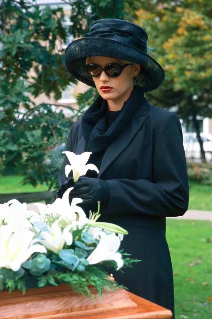 Женщина в трауре. Траурная одежда для женщин. Шляпка на похороны.