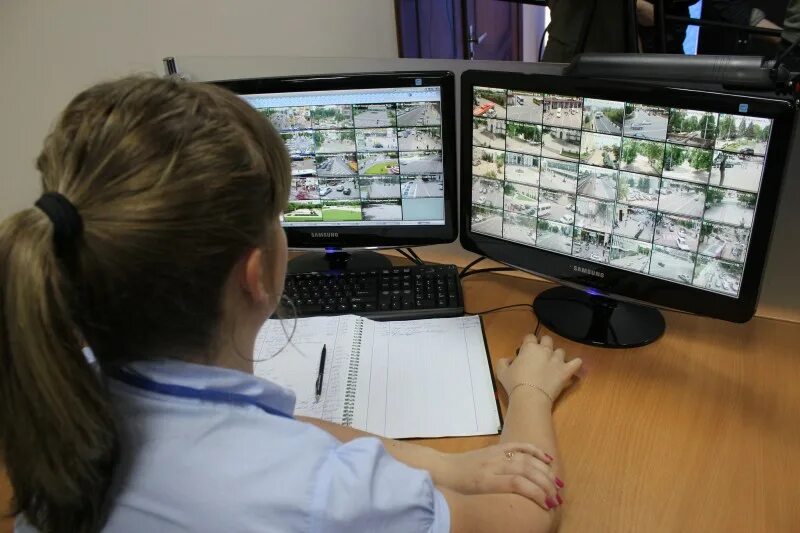 Оператор видеоконтроля. Оператор видеонаблюдения женщины. оператор видеонаблюдения обязанности. контролер видеонаблюдения. операторы видеонаблюдения требуются.