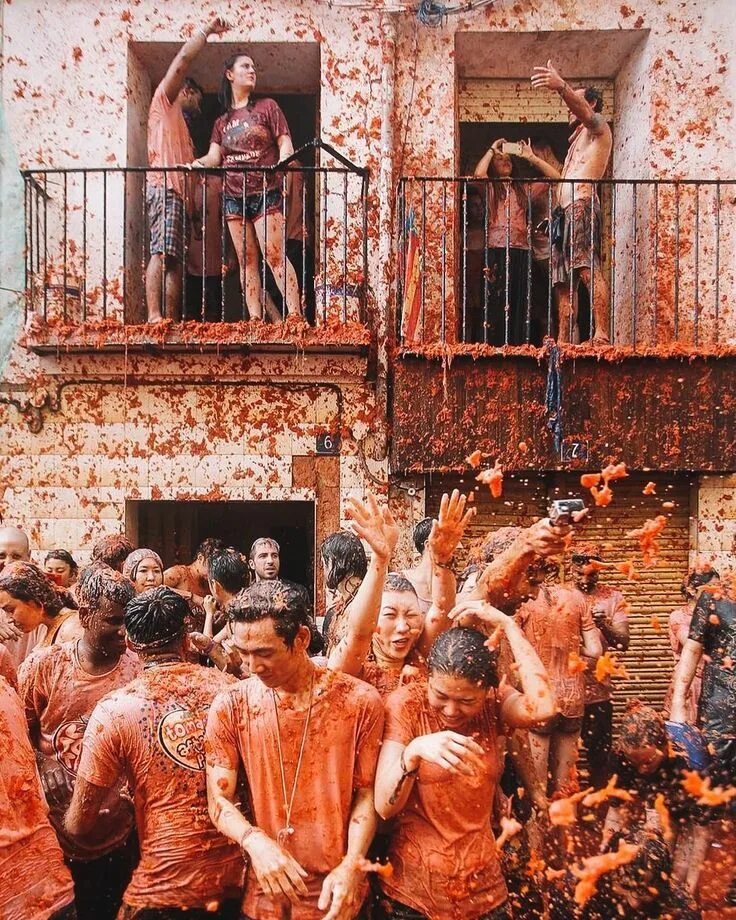 Помидорная битва в испании. La tomatina is. Праздник томатина в испании. Фестиваль помидоров в испании ла томатина. Праздник томатина в испании.