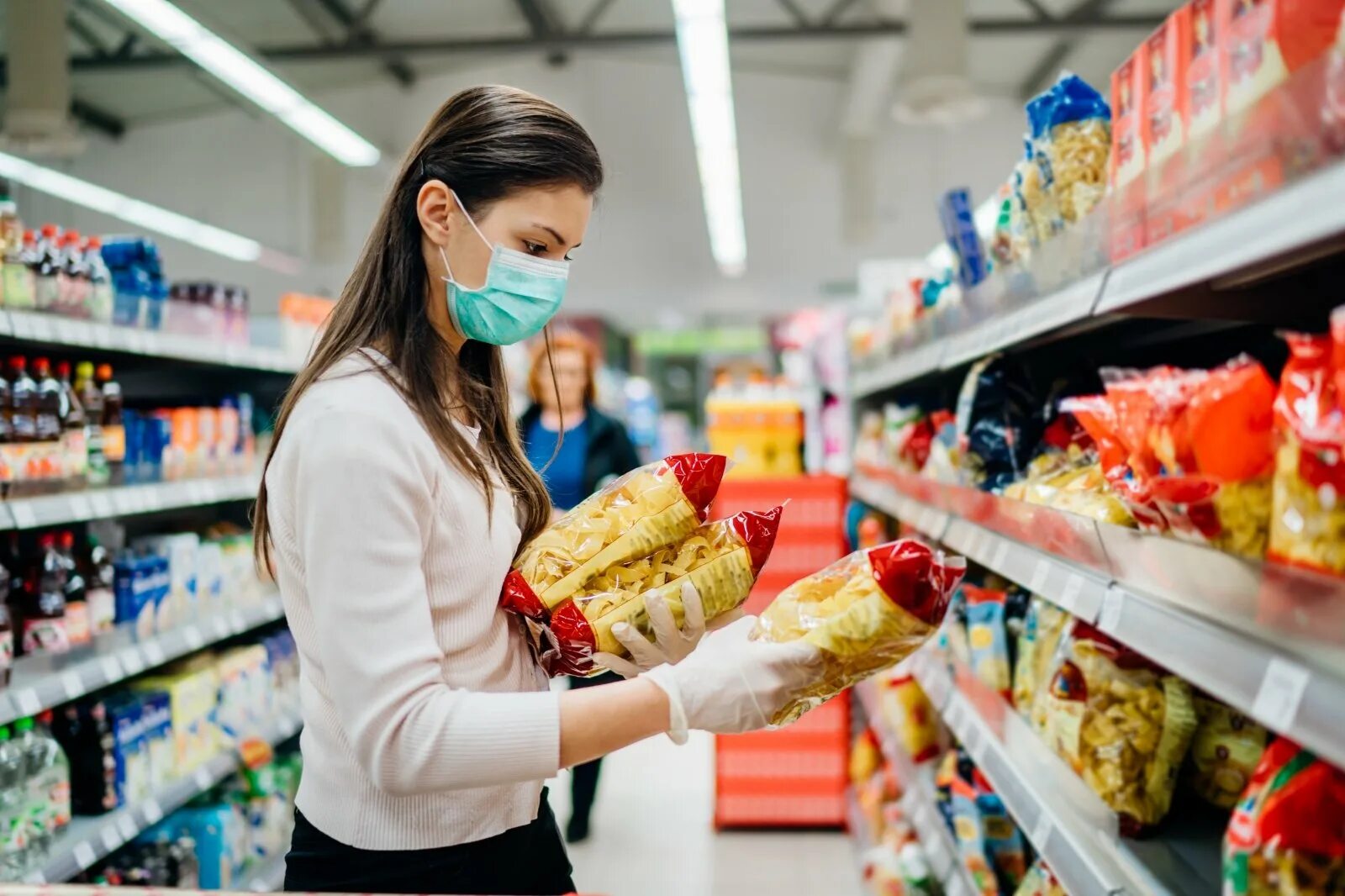 Покупатель должен купить. Покупатель в магазине. Магазин продукты. Продукты в супермаркете. Люди в магазине.