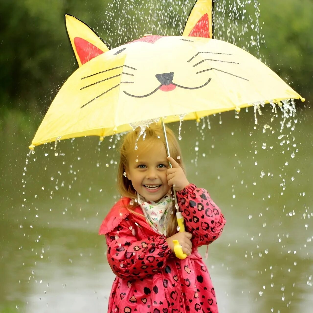 Мам дождь пошел. Дети под зонтом. Зонтик для детей. Девочка с зонтом. Летний дождик.