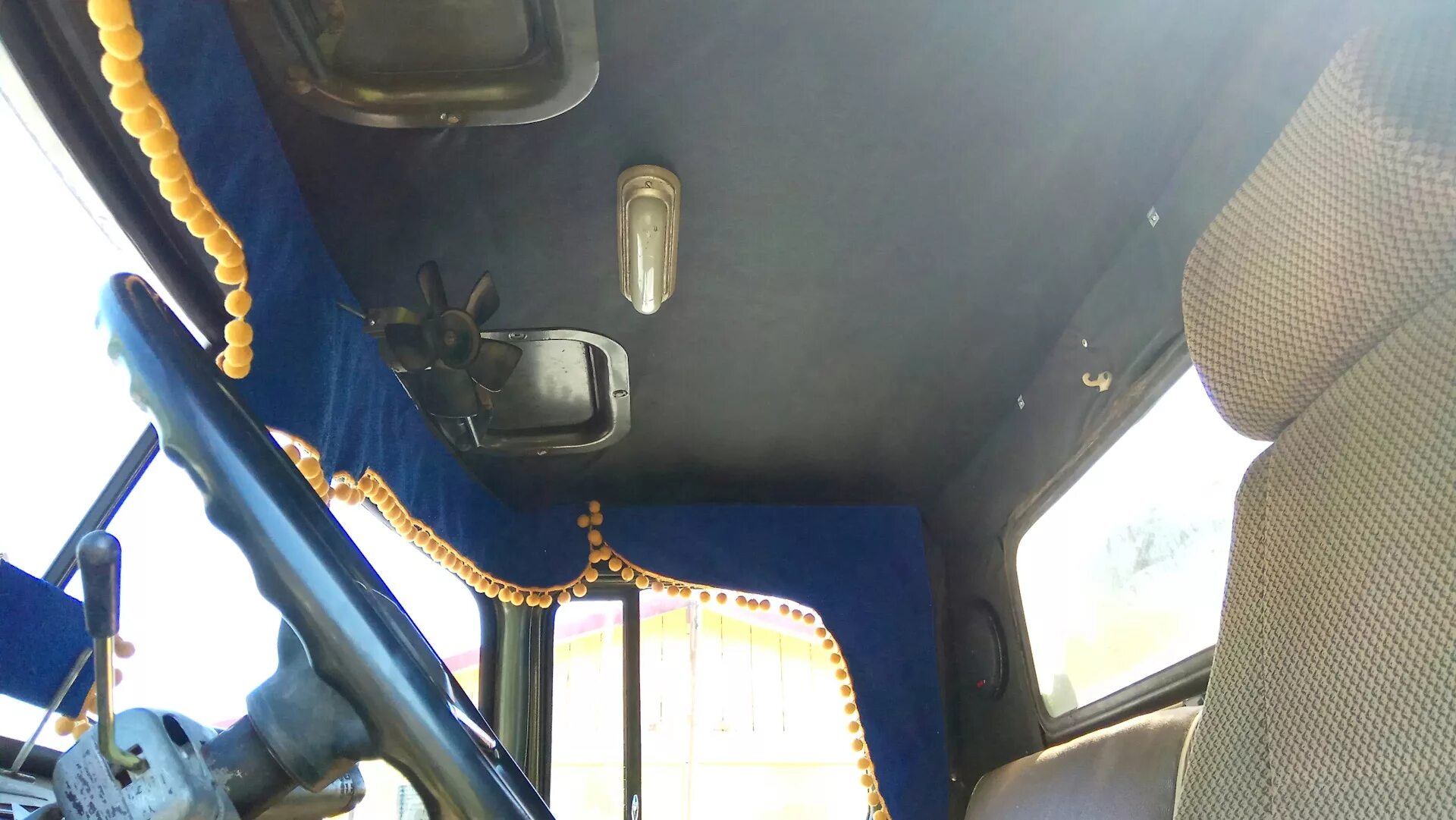 Зил 131 кабина. Обшивка салона зил 130. Зил 131 салон кабины. Зил 131 салон кабины. Зил 130 салон.