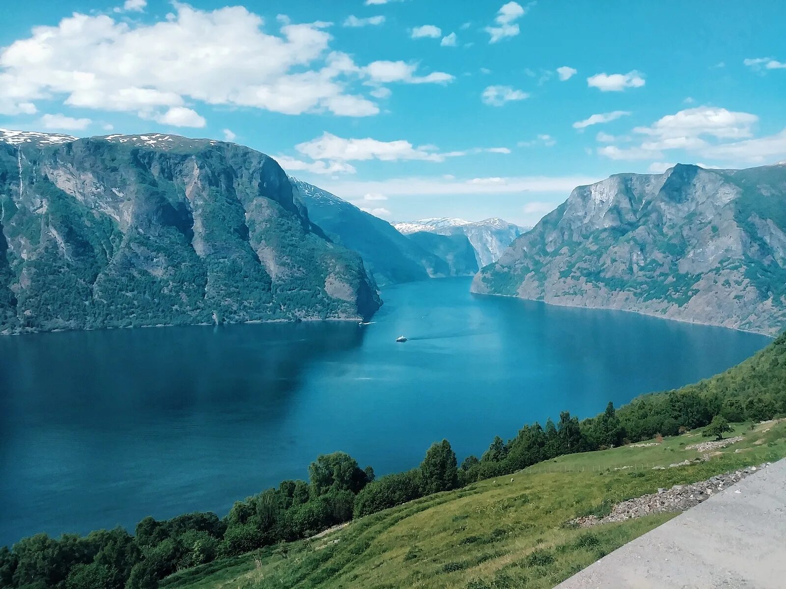 Берег фьорда. Норвегия природа лофотенские острова. Гейрангер-фьорд норвегия. Маяки на лофотенских островах. Норвегия природа лофотенские острова.