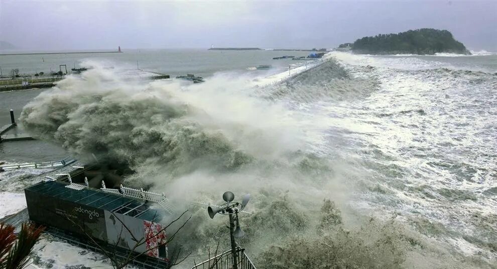 ЦУНАМИ В Японии в 2011. Охотское море ЦУНАМИ. Тайфун тропический шторм. ЦУНАМИ Торнадо Тайфун. Тайфун море