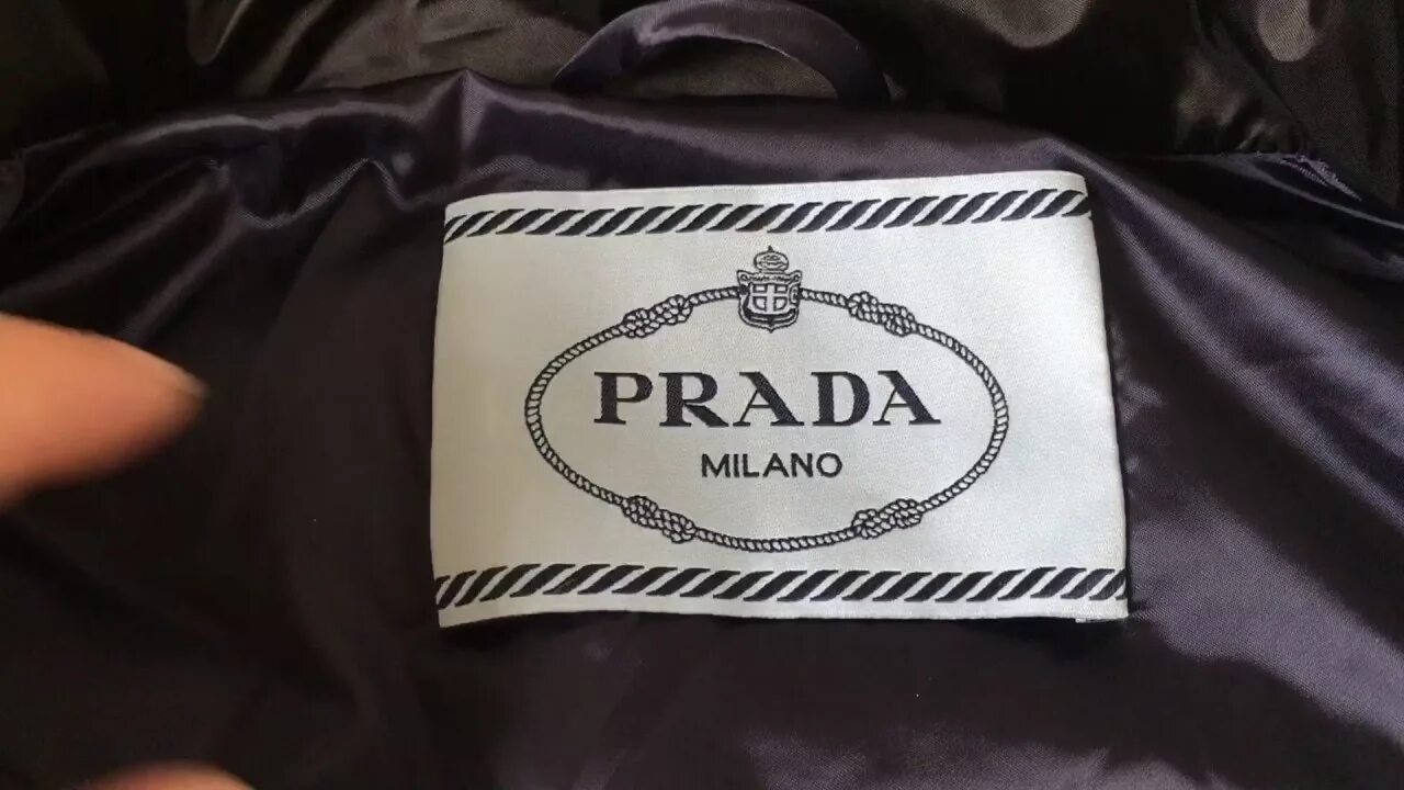 Куртка Прада Милано. Прада Милано лейбл. Сумка Prada Milano лейбл метал. Куртка Прада Милано женская. Оригинал лейбл