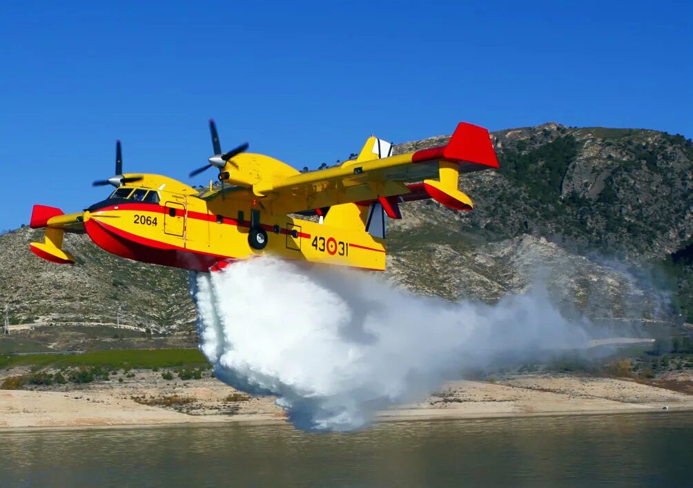 В каком году появились пожарные самолеты. Пожарный самолет. Американский пожарный самолет. Бомбардир пожарный самолет. Жёлтая пожарные самолёты.