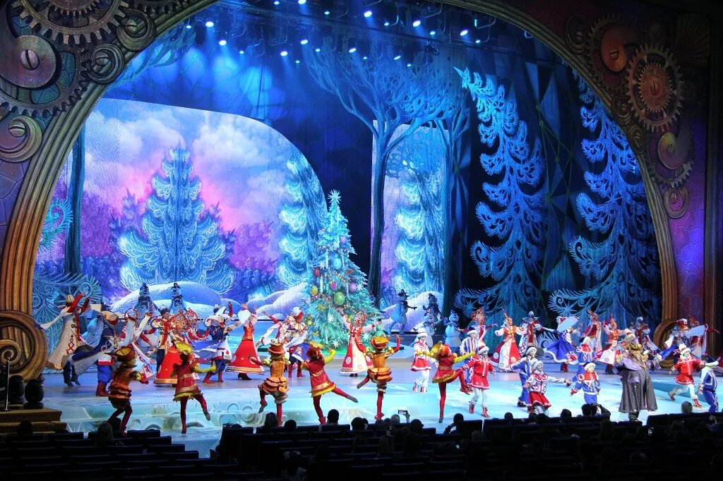 2023 кремлевская елка кристалина. Спектакль кремлевская елка 2022. Государственный кремлёвский дворец елка. Кремлевская елка сценография. Кремлевская новогодняя елка.