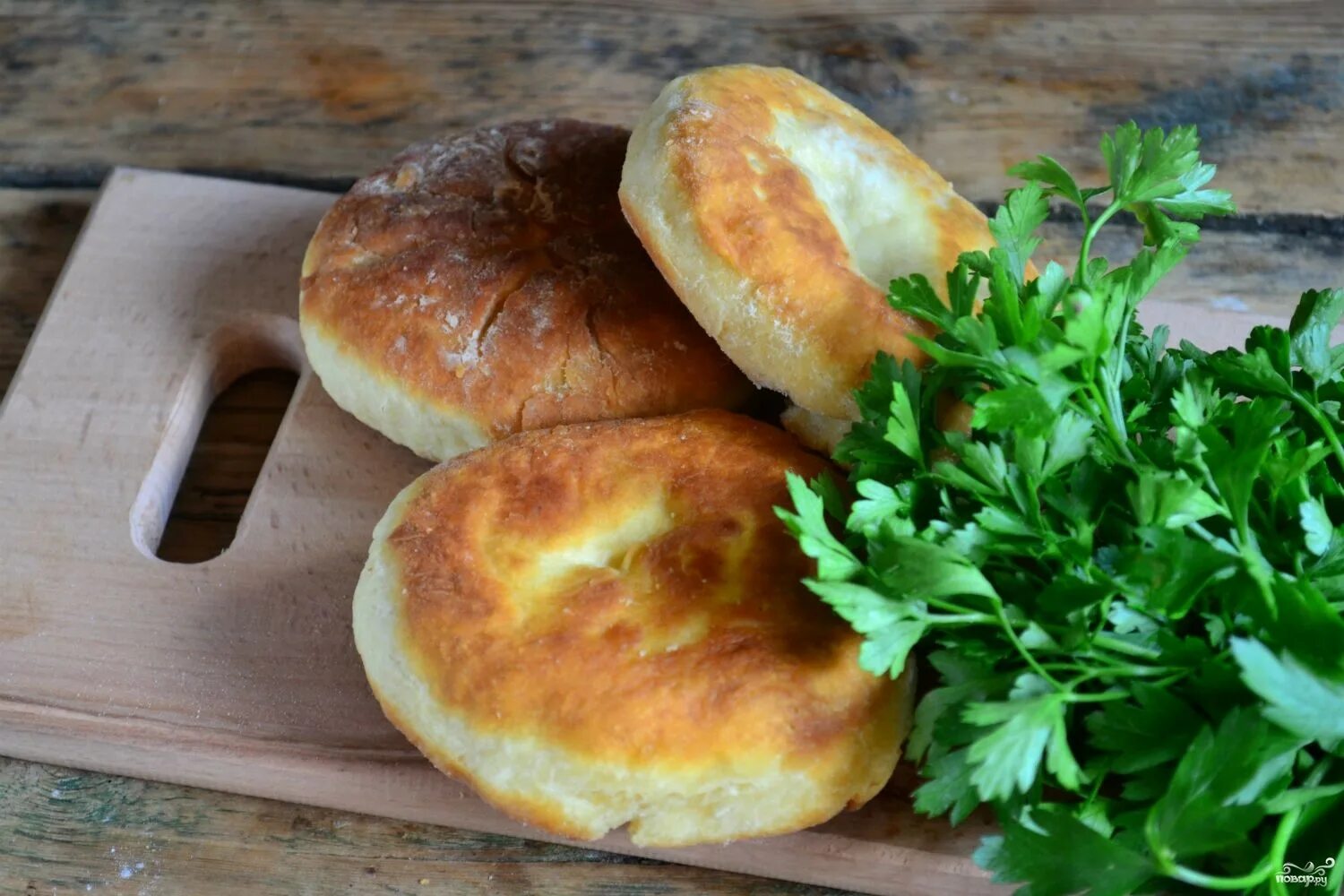 Беляши с сухими дрожжами мясом на сковороде. Беляш. Пирожки беляши. Сочный беляш. Беляши с мясом.