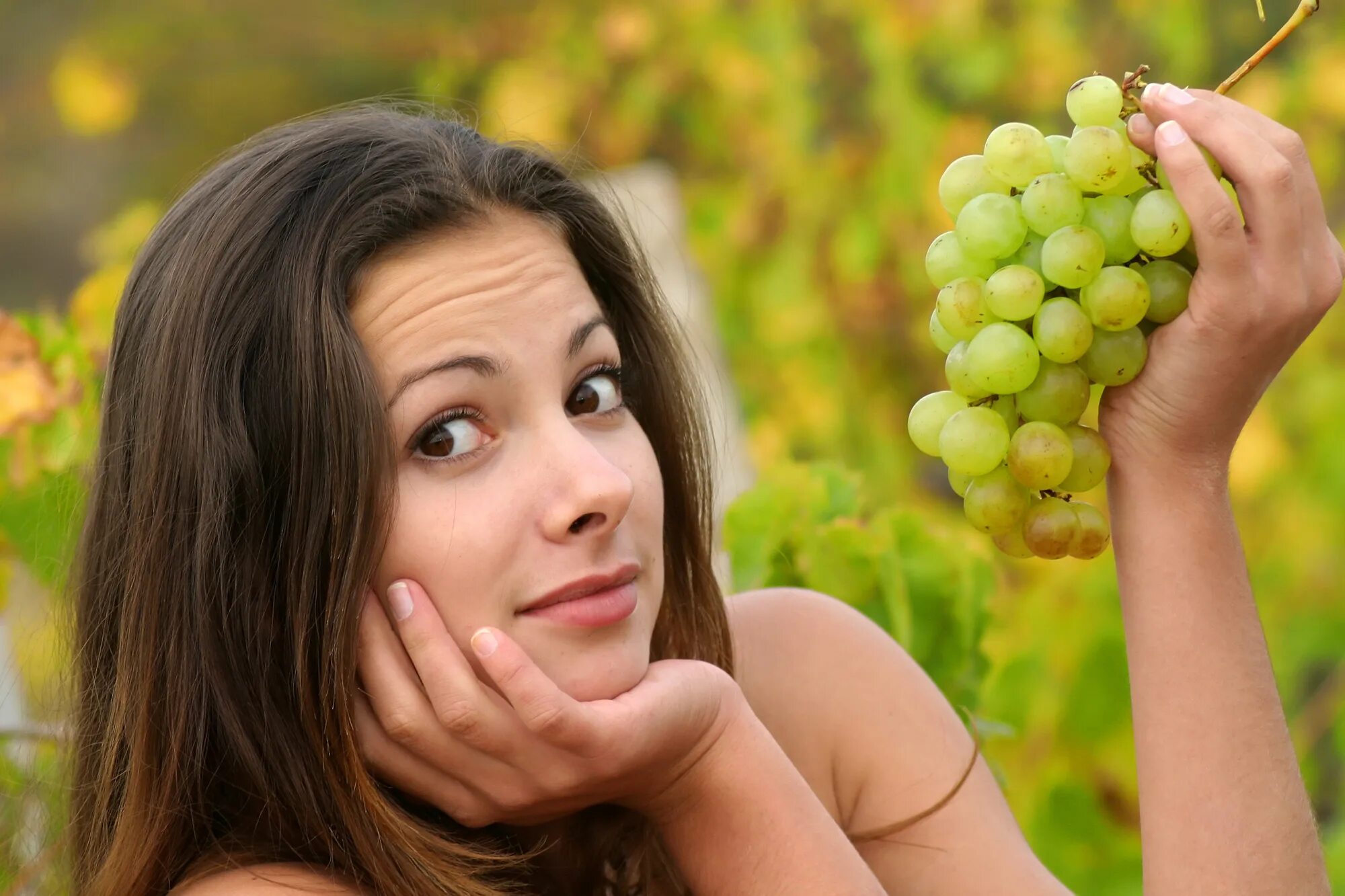 Девушка есть виноград. Alisa Allida. Девушка с виноградом. Девушка с гроздью винограда. Красивая девушка с виноградом.