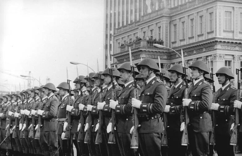 Нна ГДР. Парад войск ГДР Берлин. Казарменная полиция ГДР. Офицер нна ГДР.