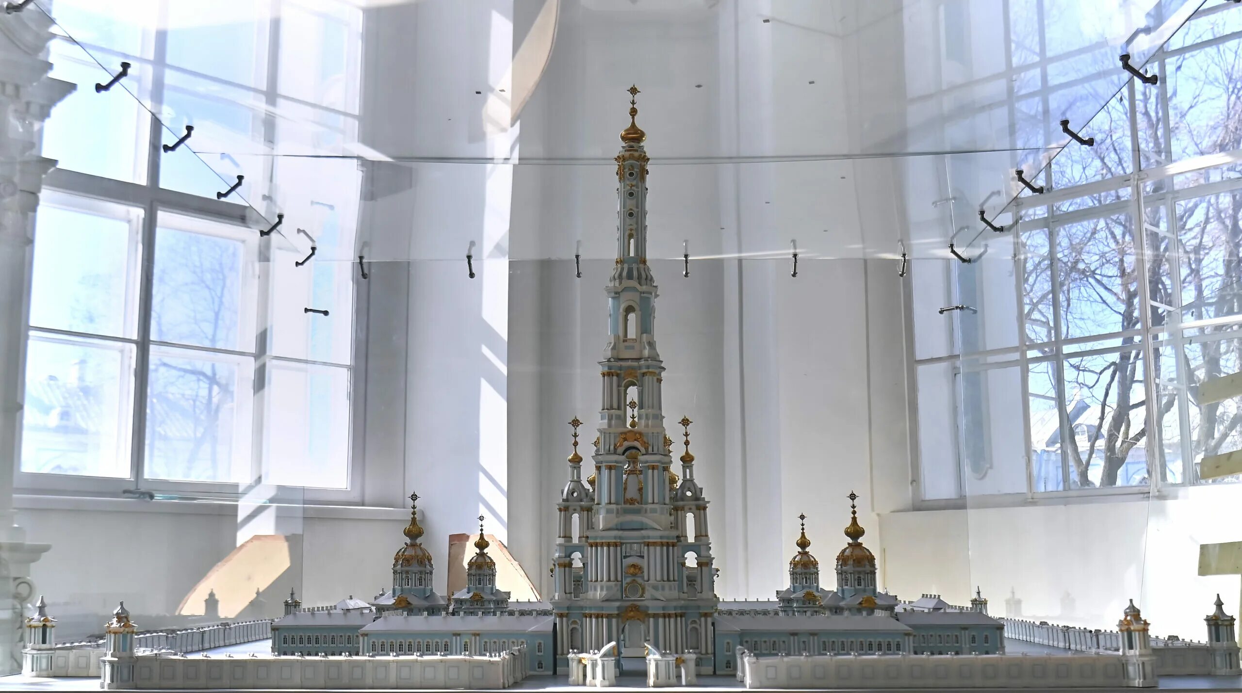 В этом соборе установлен. Собор дуомо орган. Паства в церкви. В этом соборе установлен. Заалтарная часть божественная литургия казанский собор престол.