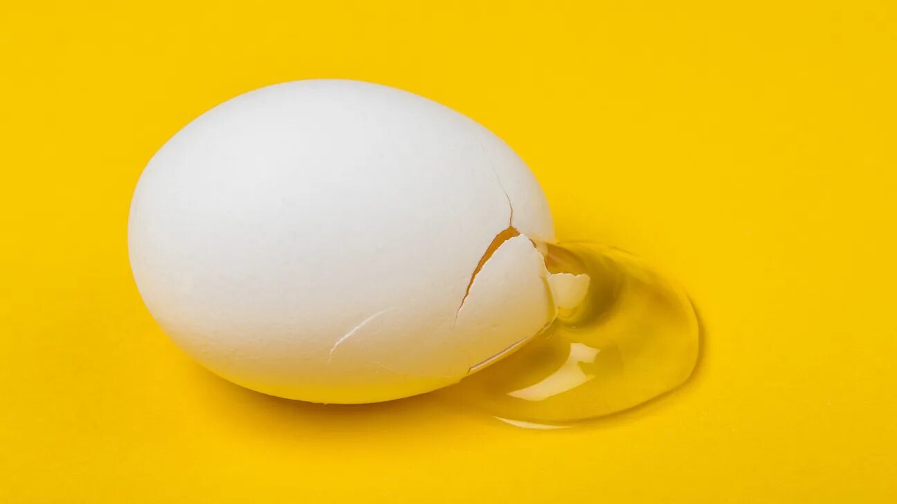 Яичный белок. Белок яйца. Белок куриного яйца. Сырое яйцо на белом фоне.