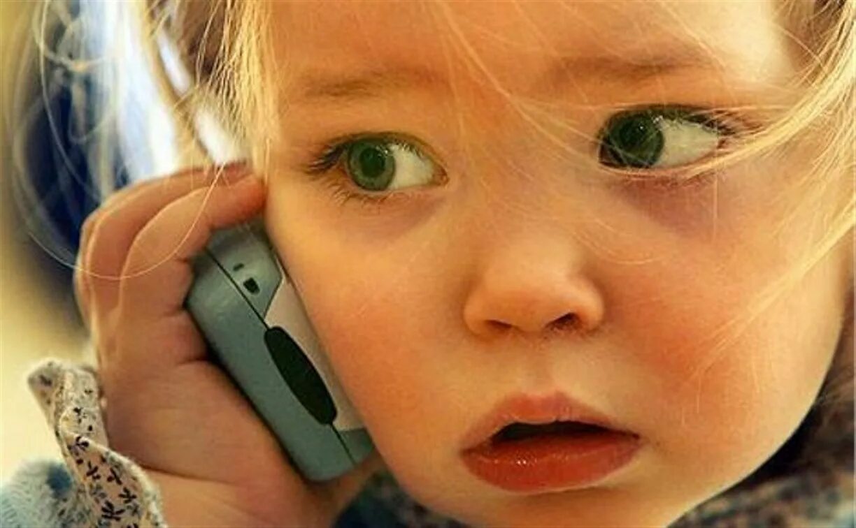 Дети с телефонами с рождения. Ребенок с телефоном. Ребенок с телефонной трубкой. Ребёнок в опасности телефонная линия. Испуганный ребенок с телефоном.
