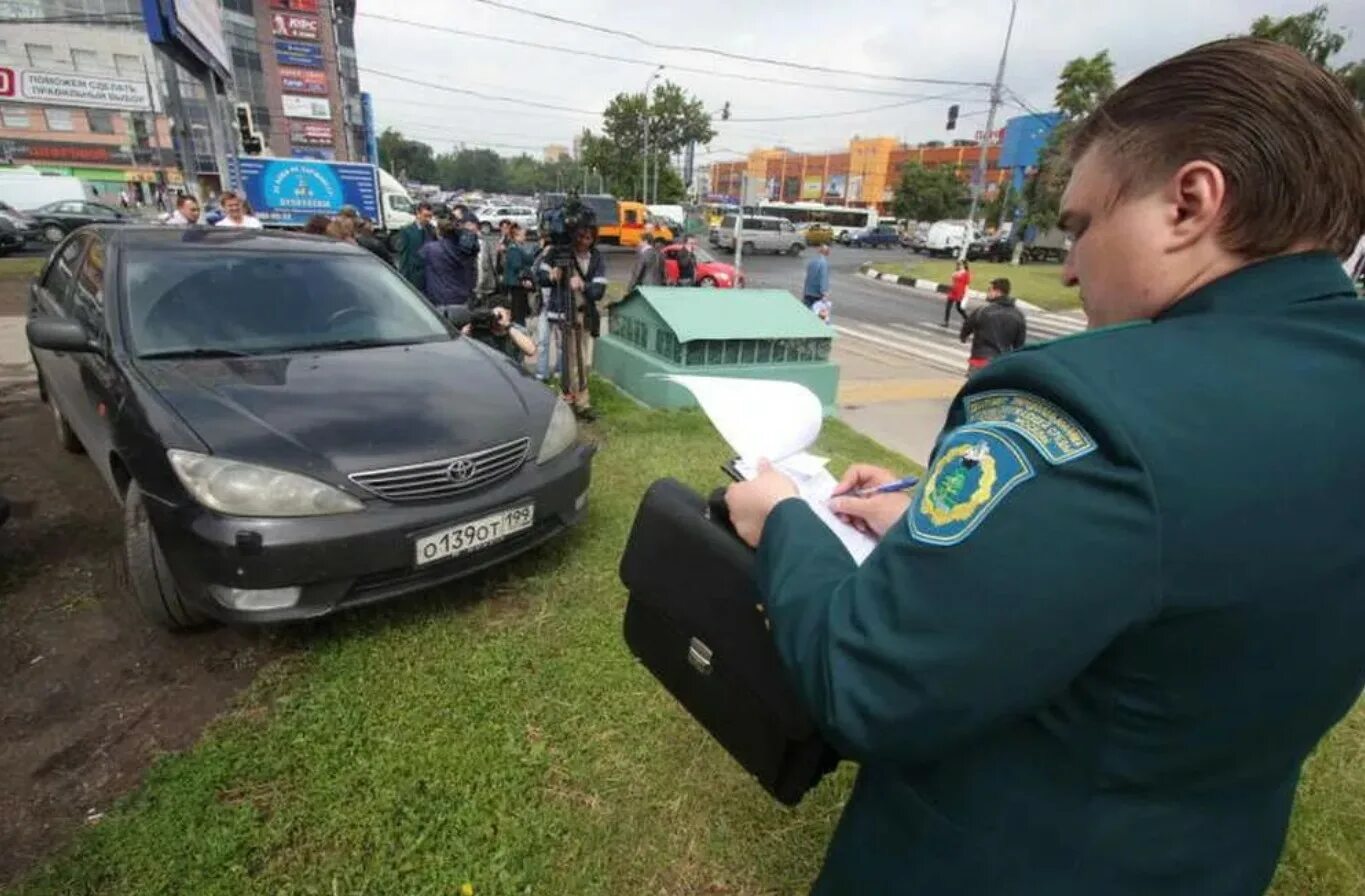Парковка на газонах москва 2000. Нарушения парковки на газоне. Нарушения парковки на газоне. Парковки на газоне последствия. Припарковался на газоне.