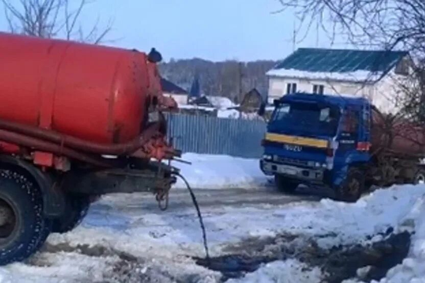 Ассенизаторская машина. Ассенизаторская машина сливает отходы. Люк ассенизаторской машины. Ассенизаторские машины много. Ассенизаторская машина сливает