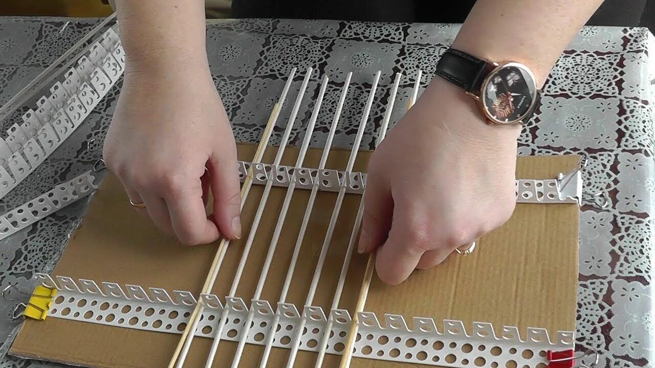 Станок для плетения газетными трубочками. Станок для бумажные трубочки для плетения. Станок для плетения корзин из лозы. Станок для плетения прямоугольного дна. Станок для бумажной лозы.