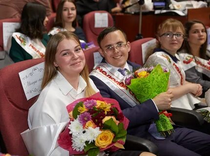 Шестьюдесятью сотрудниками