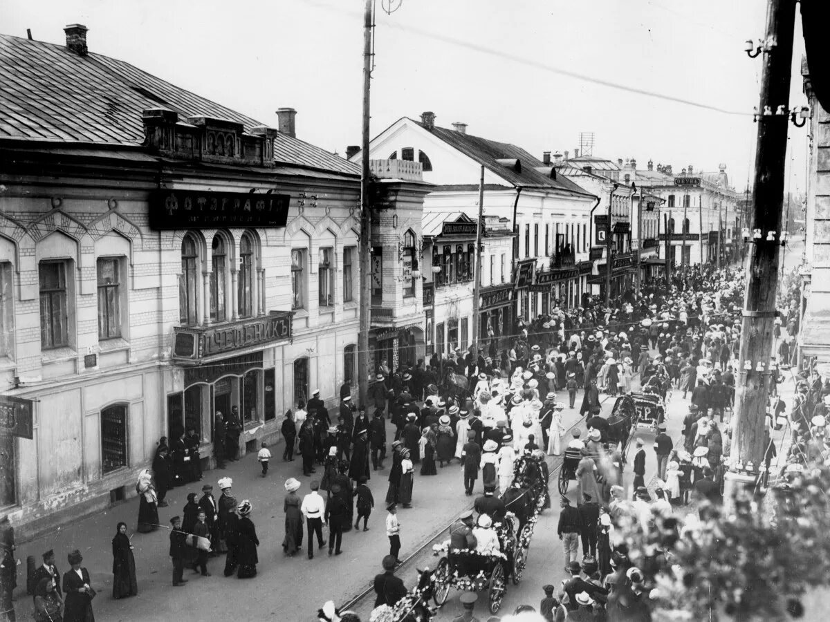 Нижний новгород антикварные. Покровская улица Нижний Новгород 19 век. Покровская улица 1910 год Нижний Новгород. Улица большая Покровская Нижний Новгород до революции. Большая Покровская улица в Нижнем Новгороде 19 век.