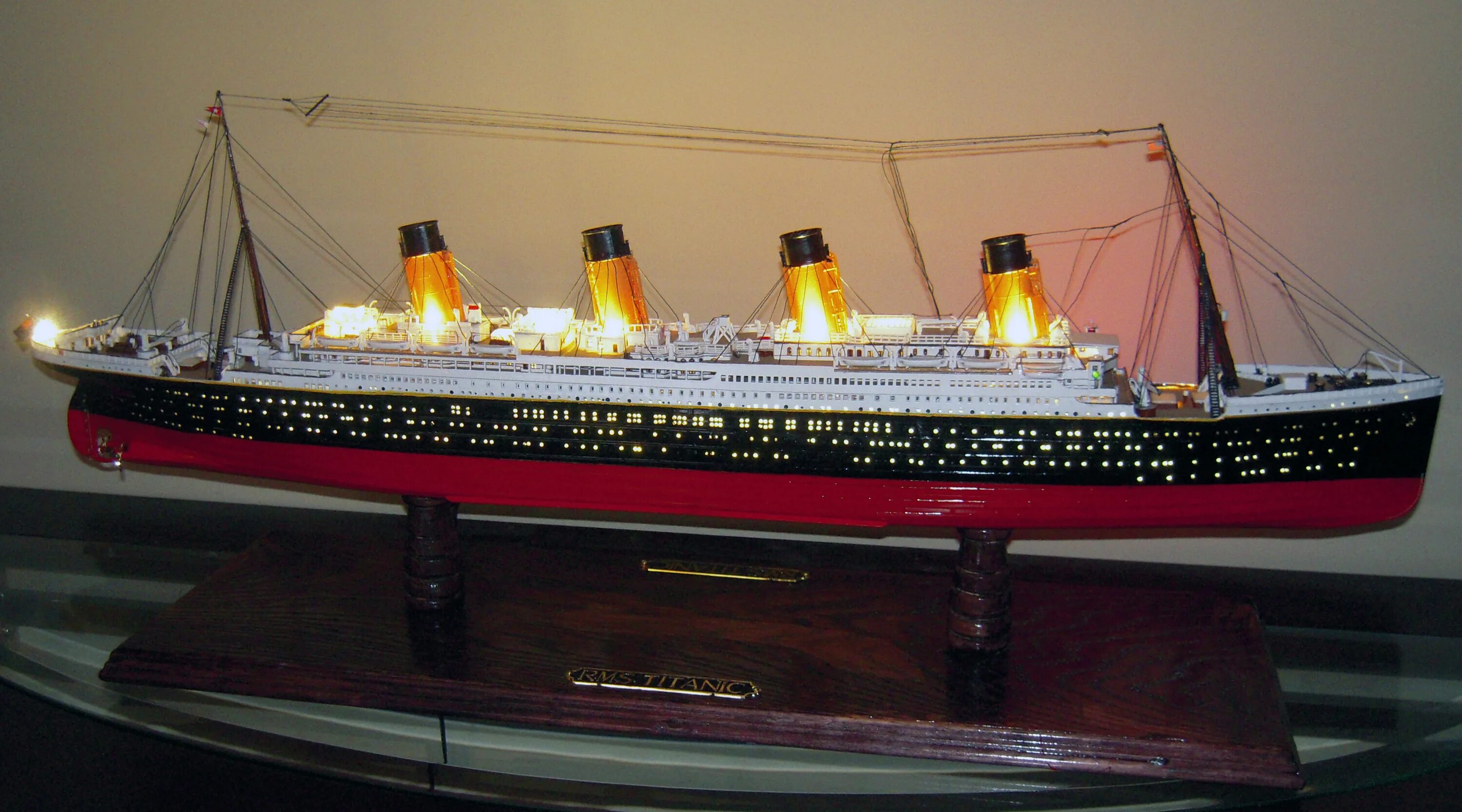 Titanic model. Титаник 1:400 с подсветкой. titanic 1/400 светодиод. титаник модель rms industrial 56 см. модель титаника с подсветкой.