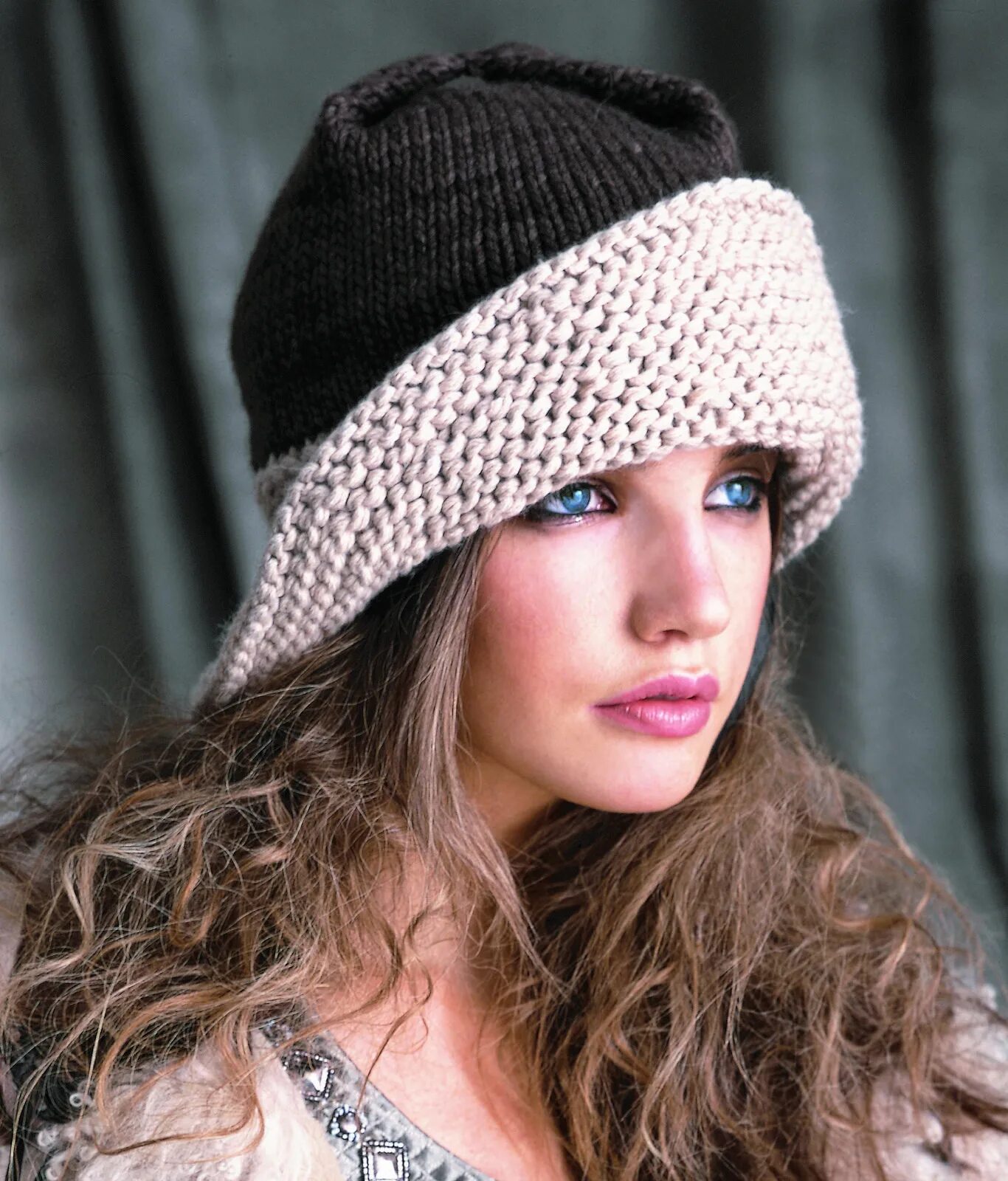 Шляпки спицами для женщины. Стильные вязаные шляпки. Шляпки спицами для женщины. Шляпки спицами для женщины. Шляпы шанель 2020.